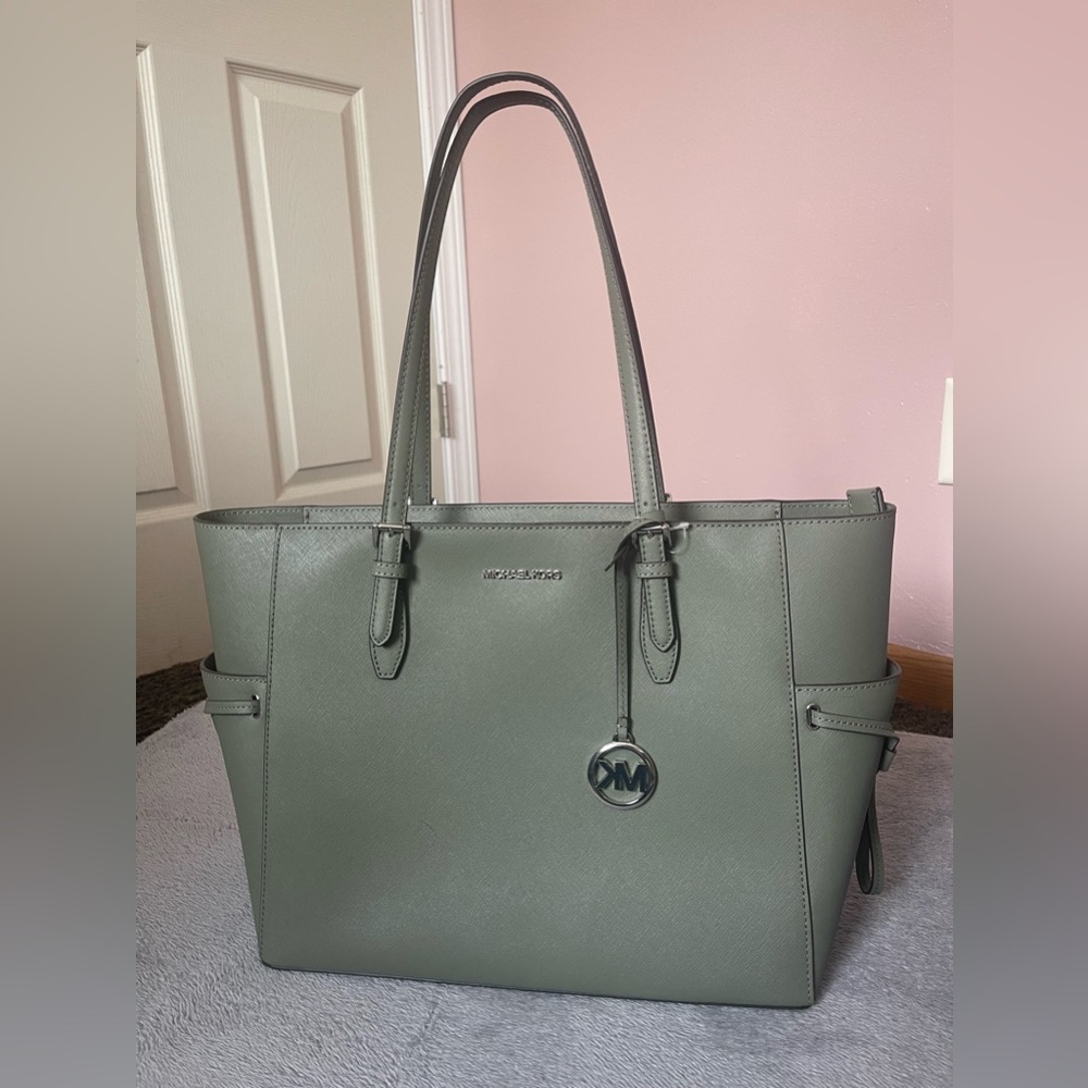 MICHAEL KORS GILLY ARMY GREEN
LG DRWSTG TRVL TOTE
